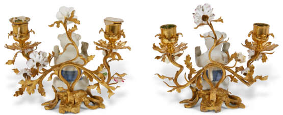 A PAIR OF LOUIS XV ORMOLU-MOUNTED CHINESE AND FRENCH PORCELAIN TWIN-BRANCH CANDELABRA - Foto 4