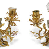 A PAIR OF LOUIS XV ORMOLU-MOUNTED CHINESE AND FRENCH PORCELAIN TWIN-BRANCH CANDELABRA - фото 4