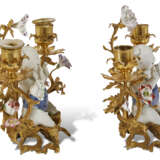 A PAIR OF LOUIS XV ORMOLU-MOUNTED CHINESE AND FRENCH PORCELAIN TWIN-BRANCH CANDELABRA - фото 5