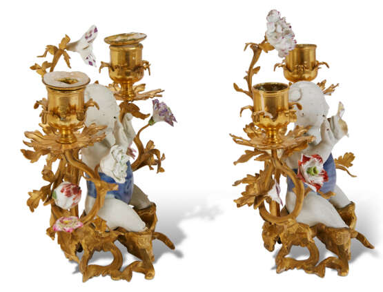 A PAIR OF LOUIS XV ORMOLU-MOUNTED CHINESE AND FRENCH PORCELAIN TWIN-BRANCH CANDELABRA - Foto 5