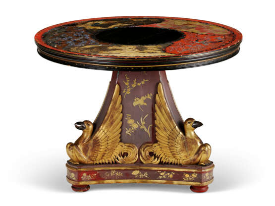 A JAPANESE EXPORT MOTHER-OF-PEARL-INLAID GILT AND RED LACQUER TABLETOP WITH NORTH EUROPEAN BASE - Foto 1