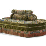 AN OVAL CONFIDANTE UPHOLSTERED IN A CHINESE GREEN-GROUND CUT-VELVET - фото 1