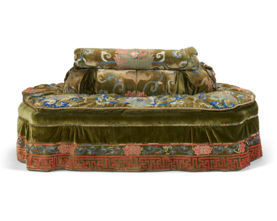 AN OVAL CONFIDANTE UPHOLSTERED IN A CHINESE GREEN-GROUND CUT-VELVET - фото 2