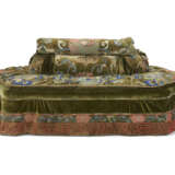 AN OVAL CONFIDANTE UPHOLSTERED IN A CHINESE GREEN-GROUND CUT-VELVET - Foto 2