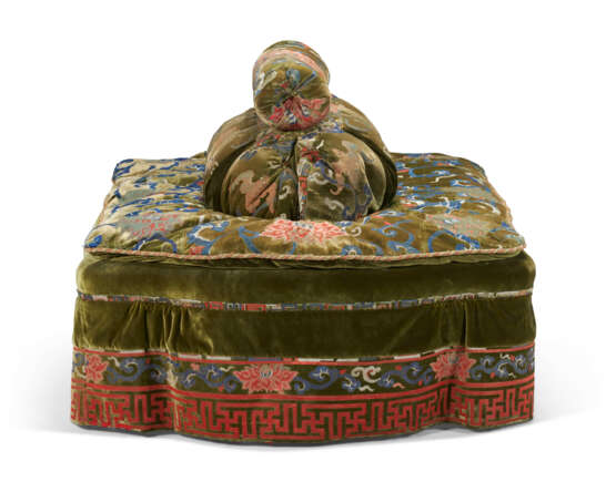 AN OVAL CONFIDANTE UPHOLSTERED IN A CHINESE GREEN-GROUND CUT-VELVET - photo 3