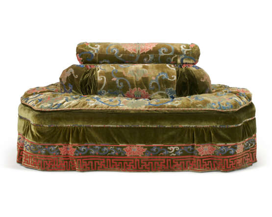 AN OVAL CONFIDANTE UPHOLSTERED IN A CHINESE GREEN-GROUND CUT-VELVET - photo 4