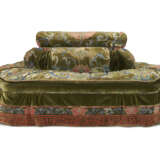 AN OVAL CONFIDANTE UPHOLSTERED IN A CHINESE GREEN-GROUND CUT-VELVET - photo 4