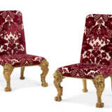 A PAIR OF GEORGE II GILTWOOD SIDE CHAIRS - Foto 1