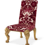 A PAIR OF GEORGE II GILTWOOD SIDE CHAIRS - Foto 3
