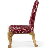 A PAIR OF GEORGE II GILTWOOD SIDE CHAIRS - Foto 4