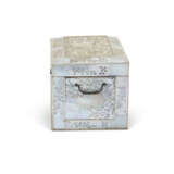 A CHINESE MOTHER-OF-PEARL-VENEERED BOX AND COVER - Foto 2