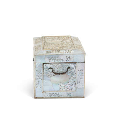 A CHINESE MOTHER-OF-PEARL-VENEERED BOX AND COVER - фото 2
