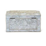 A CHINESE MOTHER-OF-PEARL-VENEERED BOX AND COVER - Foto 3