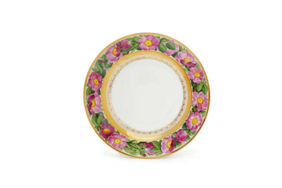 A ROYAL BERLIN PORCELAIN PEACH-GROUND PART SERVICE MADE FOR PRINCE FRIEDRICH OF THE NETHERLANDS - Foto 11