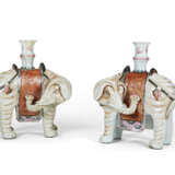 A PAIR OF CHINESE EXPORT PORCELAIN ELEPHANT CANDLEHOLDERS - фото 1
