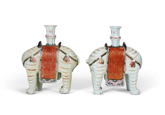 A PAIR OF CHINESE EXPORT PORCELAIN ELEPHANT CANDLEHOLDERS - photo 2