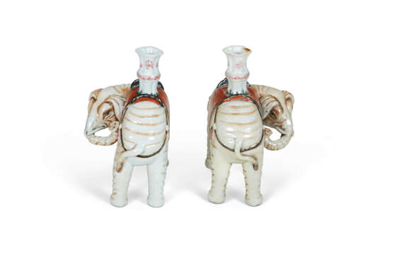 A PAIR OF CHINESE EXPORT PORCELAIN ELEPHANT CANDLEHOLDERS - фото 3