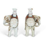 A PAIR OF CHINESE EXPORT PORCELAIN ELEPHANT CANDLEHOLDERS - фото 3