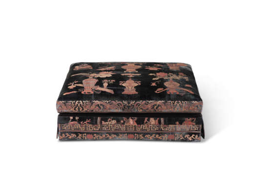 TWO CHINESE SILK AND METALLIC CUT-VELVET-UPHOLSTERED OTTOMANS - photo 2