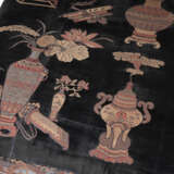 TWO CHINESE SILK AND METALLIC CUT-VELVET-UPHOLSTERED OTTOMANS - photo 3