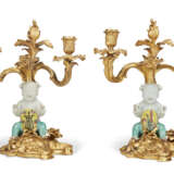 A PAIR OF LOUIS XV ORMOLU AND CHINESE FAMILLE VERTE PORCELAIN TWO-LIGHT CANDELABRA - Foto 1