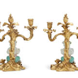 A PAIR OF LOUIS XV ORMOLU AND CHINESE FAMILLE VERTE PORCELAIN TWO-LIGHT CANDELABRA - Foto 2