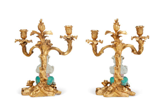 A PAIR OF LOUIS XV ORMOLU AND CHINESE FAMILLE VERTE PORCELAIN TWO-LIGHT CANDELABRA - фото 2