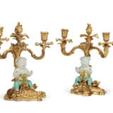 A PAIR OF LOUIS XV ORMOLU AND CHINESE FAMILLE VERTE PORCELAIN TWO-LIGHT CANDELABRA - фото 3