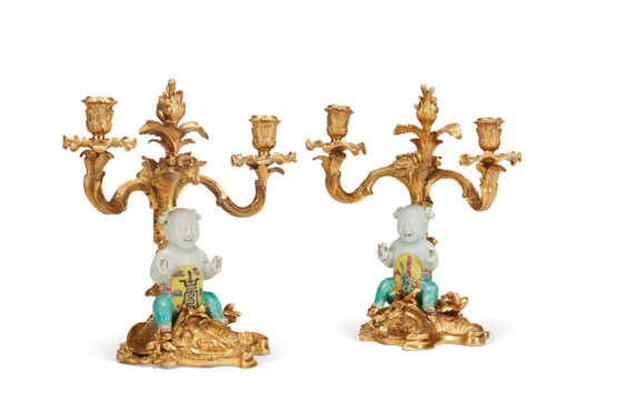 A PAIR OF LOUIS XV ORMOLU AND CHINESE FAMILLE VERTE PORCELAIN TWO-LIGHT CANDELABRA - Foto 3