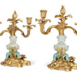 A PAIR OF LOUIS XV ORMOLU AND CHINESE FAMILLE VERTE PORCELAIN TWO-LIGHT CANDELABRA - photo 4