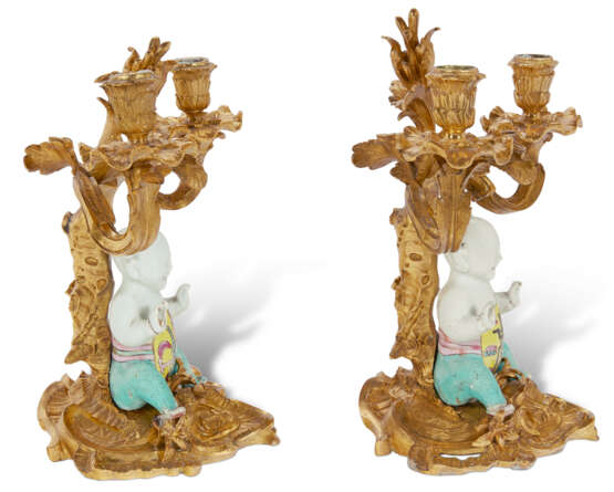 A PAIR OF LOUIS XV ORMOLU AND CHINESE FAMILLE VERTE PORCELAIN TWO-LIGHT CANDELABRA - Foto 5