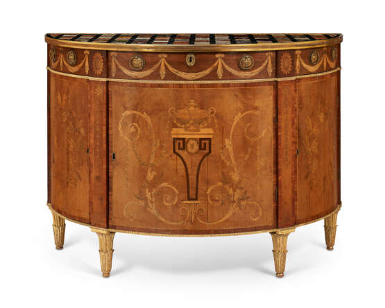 AN ENGLISH MAPLE, AMARANTH, SYCAMORE AND TULIPWOOD MARQUETRY COMMODE - Foto 1