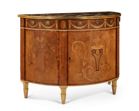 AN ENGLISH MAPLE, AMARANTH, SYCAMORE AND TULIPWOOD MARQUETRY COMMODE - фото 2