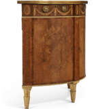 AN ENGLISH MAPLE, AMARANTH, SYCAMORE AND TULIPWOOD MARQUETRY COMMODE - Foto 3