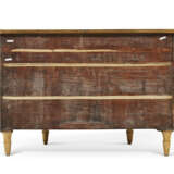 AN ENGLISH MAPLE, AMARANTH, SYCAMORE AND TULIPWOOD MARQUETRY COMMODE - Foto 5