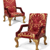 A PAIR OF GEORGE II STYLE GILTWOOD ARMCHAIRS - фото 1