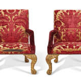 A PAIR OF GEORGE II STYLE GILTWOOD ARMCHAIRS - Foto 2