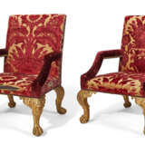 A PAIR OF GEORGE II STYLE GILTWOOD ARMCHAIRS - фото 3