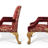 A PAIR OF GEORGE II STYLE GILTWOOD ARMCHAIRS - фото 4