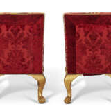 A PAIR OF GEORGE II STYLE GILTWOOD ARMCHAIRS - Foto 5