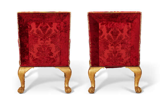 A PAIR OF GEORGE II STYLE GILTWOOD ARMCHAIRS - фото 5