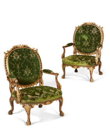 A PAIR OF GEORGE II MAHOGANY AND PARCEL-GILT ARMCHAIRS - Foto 1