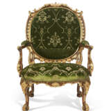 A PAIR OF GEORGE II MAHOGANY AND PARCEL-GILT ARMCHAIRS - Foto 2