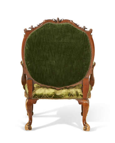 A PAIR OF GEORGE II MAHOGANY AND PARCEL-GILT ARMCHAIRS - Foto 3