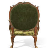A PAIR OF GEORGE II MAHOGANY AND PARCEL-GILT ARMCHAIRS - Foto 3