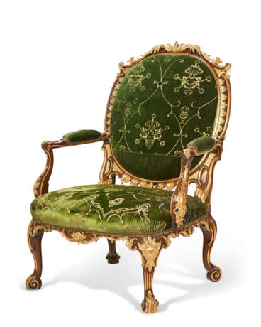 A PAIR OF GEORGE II MAHOGANY AND PARCEL-GILT ARMCHAIRS - Foto 4