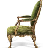 A PAIR OF GEORGE II MAHOGANY AND PARCEL-GILT ARMCHAIRS - Foto 5