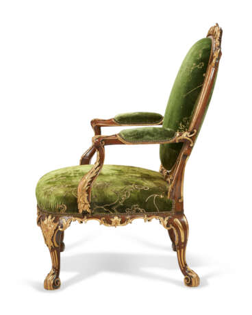 A PAIR OF GEORGE II MAHOGANY AND PARCEL-GILT ARMCHAIRS - Foto 5