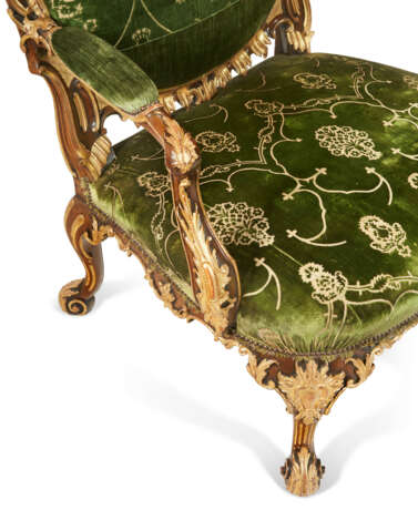 A PAIR OF GEORGE II MAHOGANY AND PARCEL-GILT ARMCHAIRS - Foto 10
