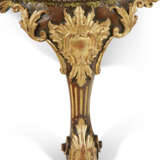 A PAIR OF GEORGE II MAHOGANY AND PARCEL-GILT ARMCHAIRS - Foto 11